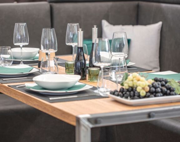 Gedeckter Tisch im Showroom
