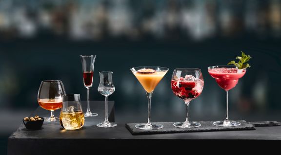 Verschillende glazen gevuld met drank
