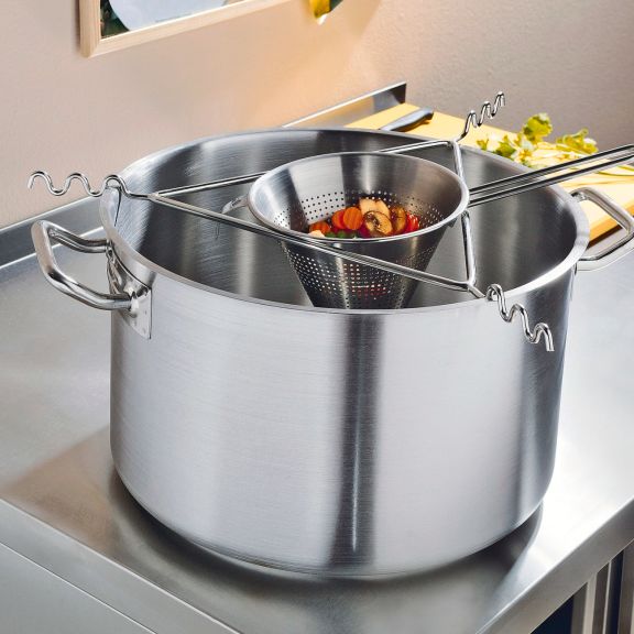 Suppentopf Livonia von VEGA mit Spitzsieb mit Gemüsen