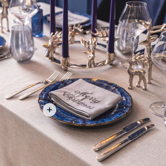 Mesa de comedor decorada festivamente en azul y plata