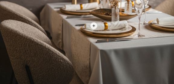Festlich in beige und gold dekorierter Esstisch.