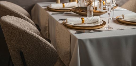Festlich in beige und gold dekorierter Esstisch.
