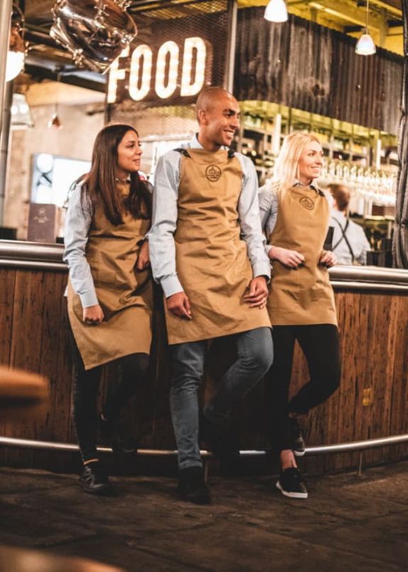 Forskellige personer i servicebranchen, der bærer sko fra Shoes for Crews