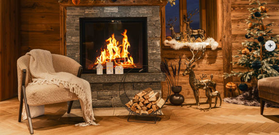 Gemütlicher Empfangsbereich mit Kamin. Weihnachtlich dekoriert in natürtönen.