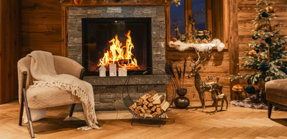 Gemütlicher Empfangsbereich mit Kamin. Weihnachtlich dekoriert in natürtönen.