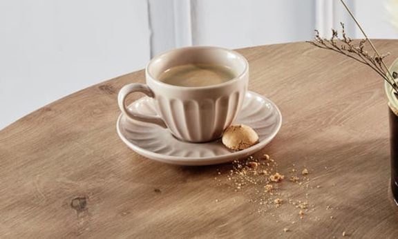 Espressokop med lille kage på siden