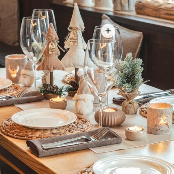 Festivo juego de mesa de comedor en beige y blanco.