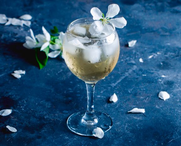 flor de jasmin en un cóctel con cava presentado en una copa de VEGA
