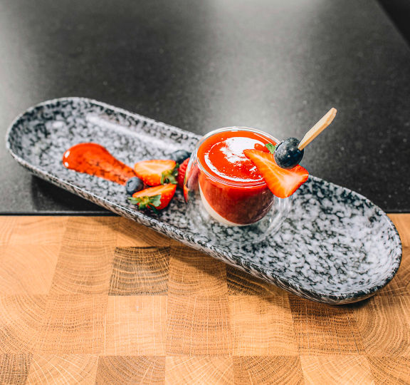 Pannacotta von der Tonkabohne auf Erdbeer-Coulis
