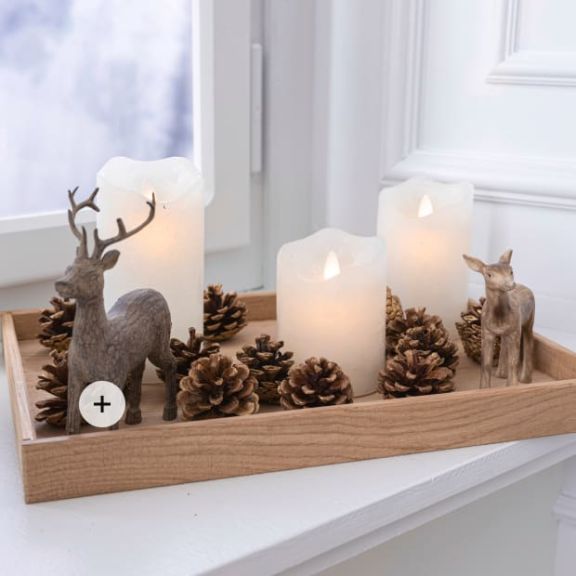 Kleines Holztablett dekoriert mit LED-Kerzen, kleinen Hirschfiguren und Tannenzapfen.