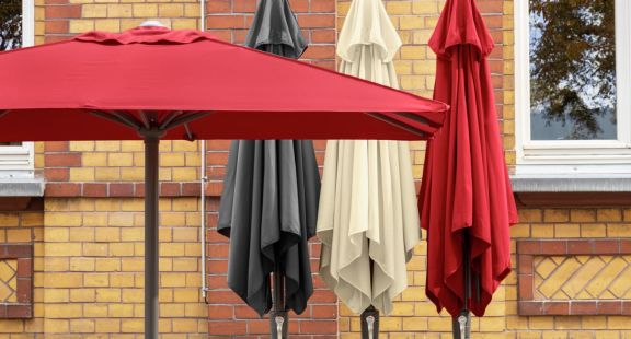 Zwei Bilder von einem Gastro-Außenbereich mit offenen Sonnenschirmen