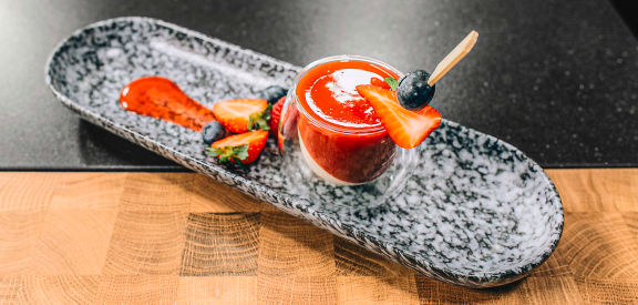 Pannacotta von der Tonkabohne auf Erdbeer-Coulis