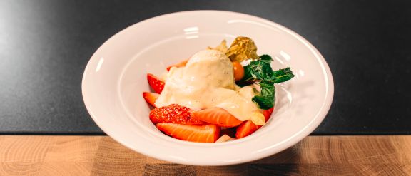 Karamellisierter Spargel mit Erdbeeren und Vanilleeis