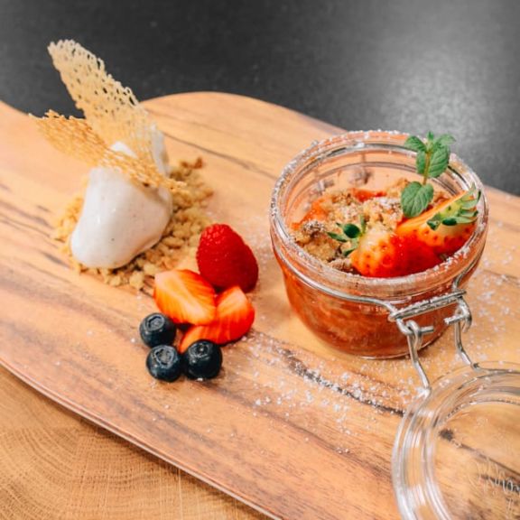 Erdbeer-Rhabarber-Crumble auf Knusperstreuseln und hausgemachtem Vanilleeis