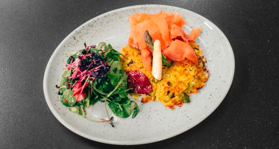 Kartoffel-Spargel-Rösti mit Räucherlachs und Salatbouquet