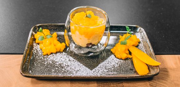 Schoko-Knusper-Brownie mit Passionsfrucht-Espuma und Mango-Ragout