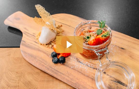 Erdbeer-Rhabarber-Crumble mit Streuseln und Vanilleeis