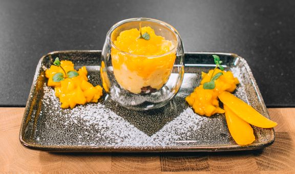 Schoko-Knusper-Brownie mit Passionsfrucht-Espuma und Mango-Ragout