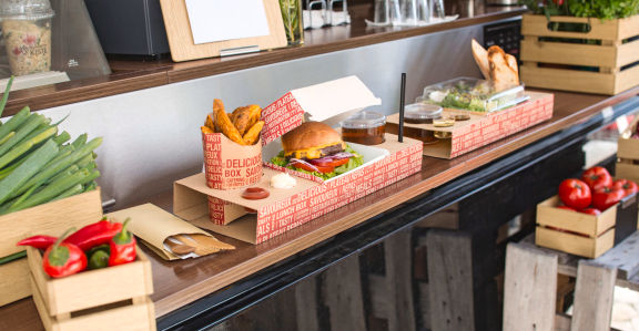comida dum foodtruck preparada para take-away ou comer de pé