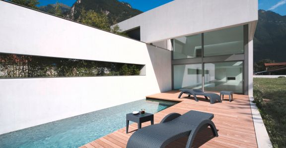 Casa com piscina e espriguiçadeiras