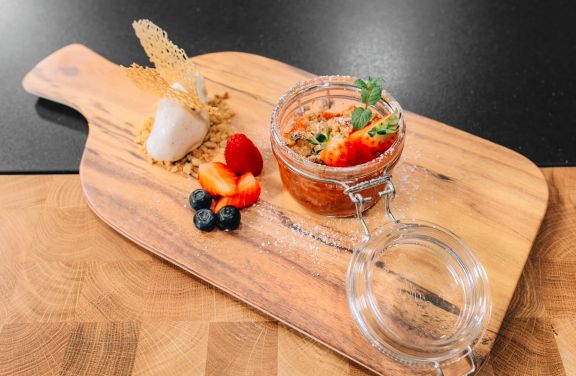 Erdbeer-Rhabarber-Crumble auf Knusperstreuseln und hausgemachtem Vanilleeis