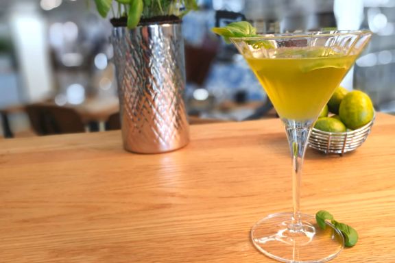 Cocktail im Martiniglas mit Pfefferminzblatt dekoriert