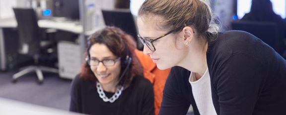 To kollegaer diskuterer arbejdet.