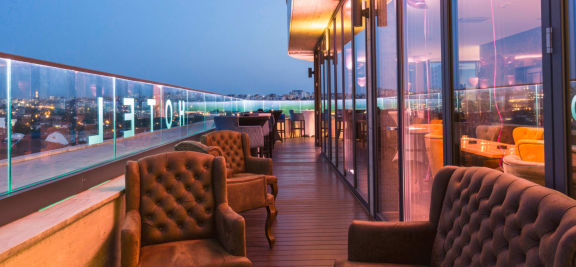 Rooftop de un hotel con mobiliario exterior