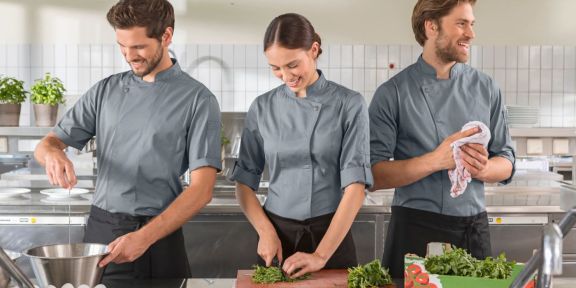Köche in der Gastroküche bereiten das Mise en Place vor