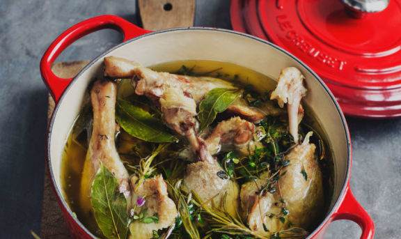 Rund stekgryta Signature från Le Creuset i rött, fylld med olika ingredienser
