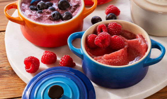 Minigrytor från Le Creuset i olika färger fyllda med desserter