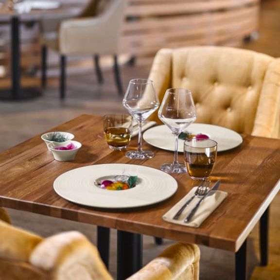 gedeckter Tisch mit Bone China Geschirr