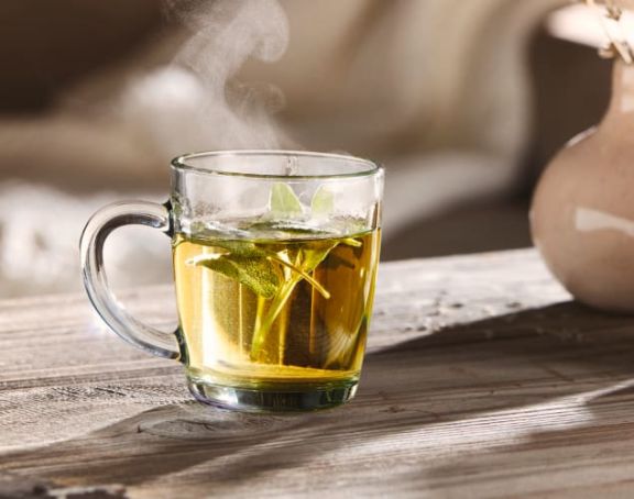 Teeglas Aware von Pasabahçe mit einem Minztee befüllt