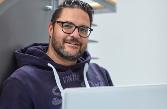 En arbejdskollega arbejder ved en computer
