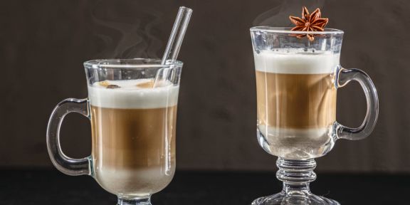 To kaffeglass med Irish Coffee i