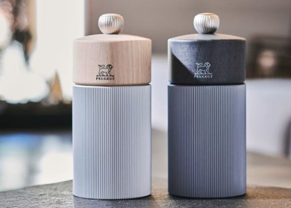 Salz- und Pfeffermühle Line von Peugeot in zwei verschiedenen Farben