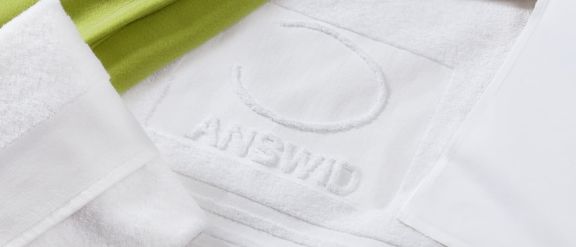 Innvevd logo i frotté hos LUSINI