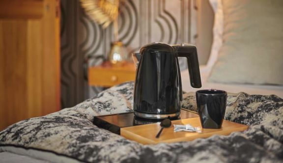 Vattenkokare och kaffebryggare på en bricka i hotellrummet