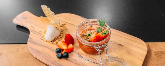 Erdbeer-Rhabarber-Crumble auf Knusperstreuseln und hausgemachtem Vanilleeis