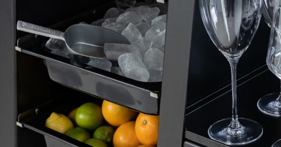 Récipients GN avec glaçons et pelle à glace