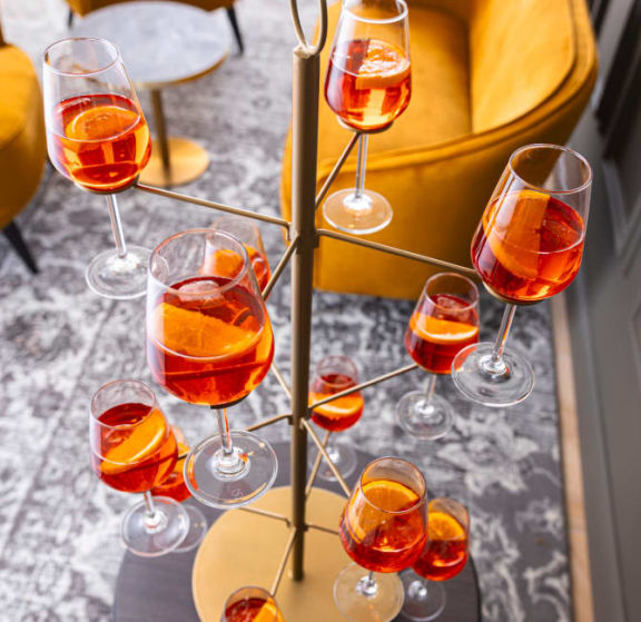 Der VEGA Aperol-Ständer Eleanor mit Gläsern gefüllt