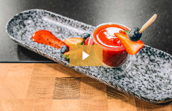 Pannacotta von der Tonkabohne auf Erdbeer-Coulis