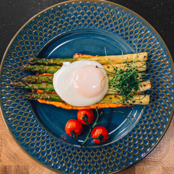 Marinierter Spargel vom Blech mit Paprika-Hummus, geröstetem Brot und pochiertem Ei