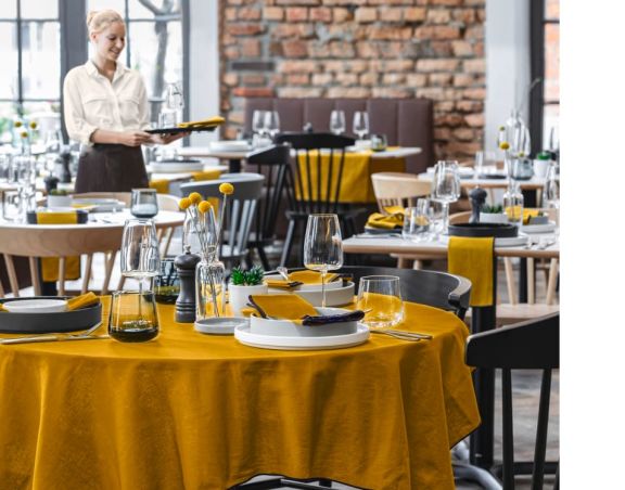 Et opdækket restaurantbord i restauranten