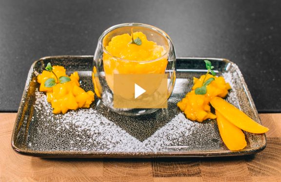 Schoko-Knusper-Brownie mit Passionsfrucht-Espuma und Mango-Ragout