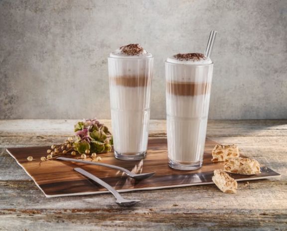 Universalglas Eliana von Pasabahçe auf einem Tablett mit einem Eiskaffee präsentiert