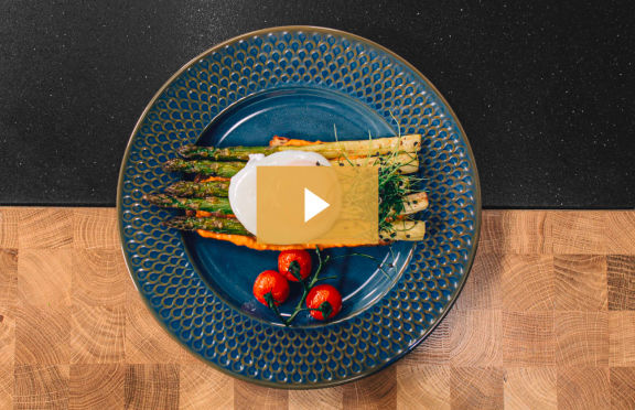 Gemarineerde asperges met hummus, geroosterd brood en gepocheerd ei