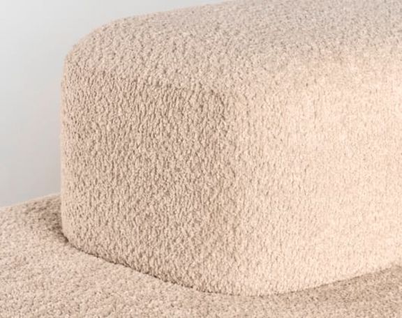 Nahaufnahme des Sofas Norsk aus beigem Bouclé