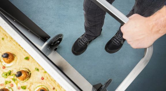 Desserte avec beaucoup d'espace pour les jambes
