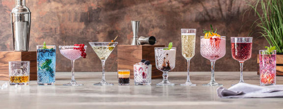 Glas-Serie Timeless von Pasabahçe mit verschiedenen Cocktails befüllt auf einem Tisch präsentiert